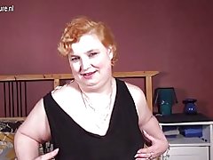 Stór viðvaningur ömmu með uppáhalds svarti leikfang