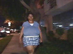 Risastór svarta tík verður riðið og borðar cumload