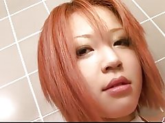 Þétt og barmamikil rauðhærða elskan skræfa káf í baðherberginu