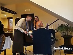 Berar stelpur opna dyr fyrir herbergisþjónustu